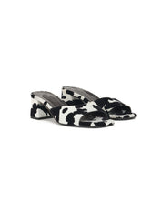 Sandalia con puntera qyadra en piel serraje con estampado animalier