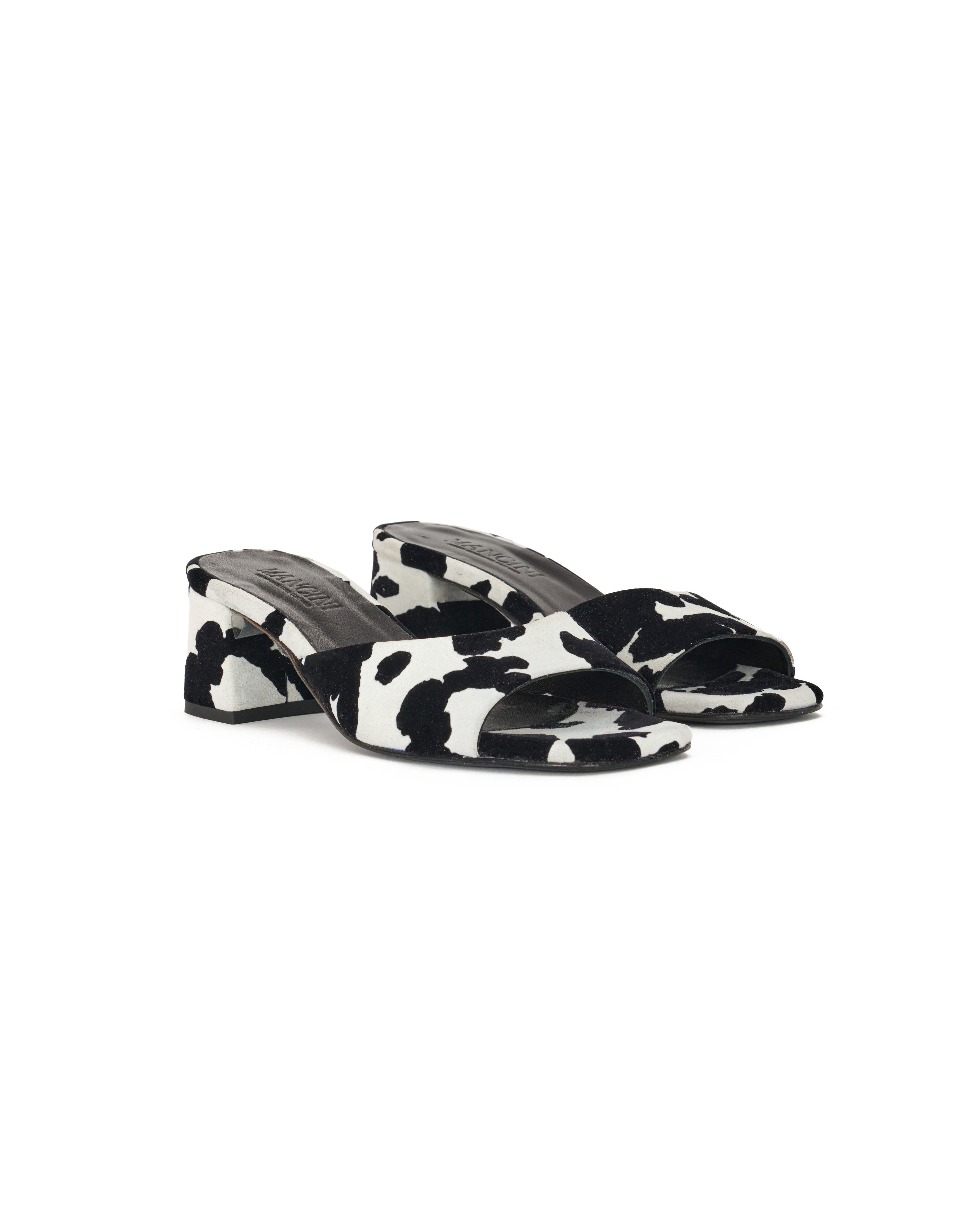 Sandalia con puntera qyadra en piel serraje con estampado animalier