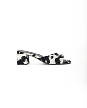 Sandalia con puntera qyadra en piel serraje con estampado animalier