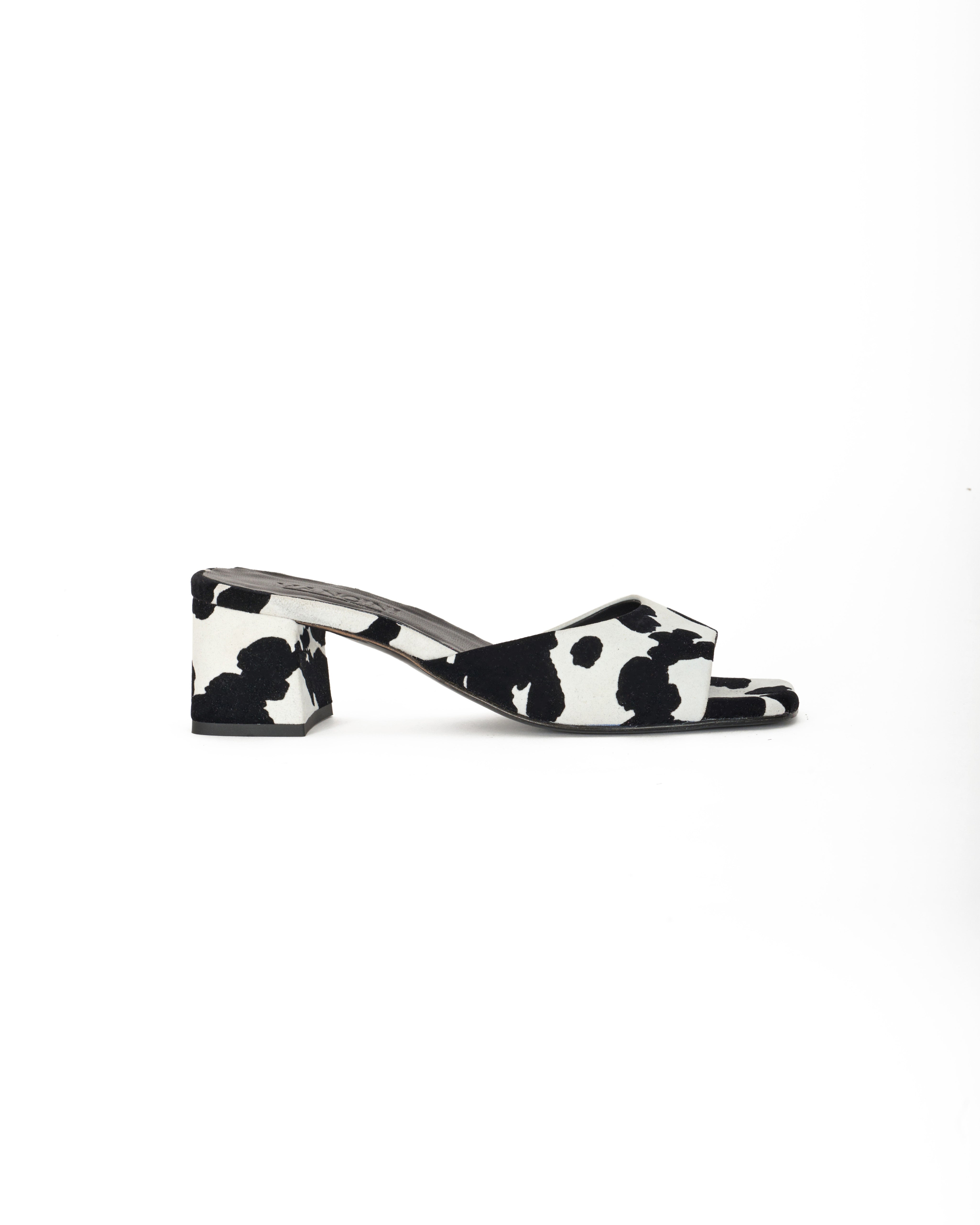Sandalia con puntera qyadra en piel serraje con estampado animalier
