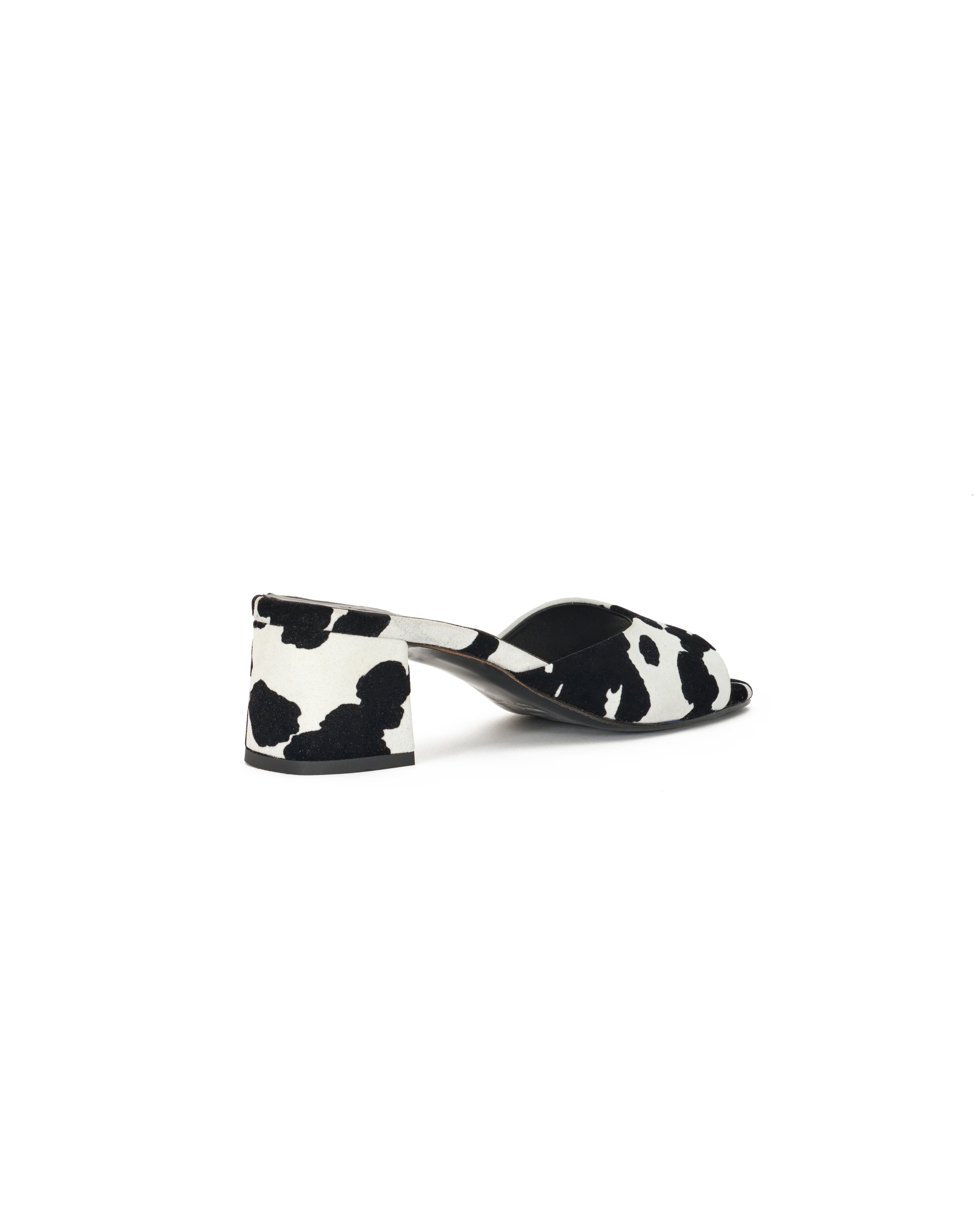 Sandalia con puntera qyadra en piel serraje con estampado animalier