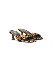 Sandalia de gamuza con punta cuadrada de leopardo
