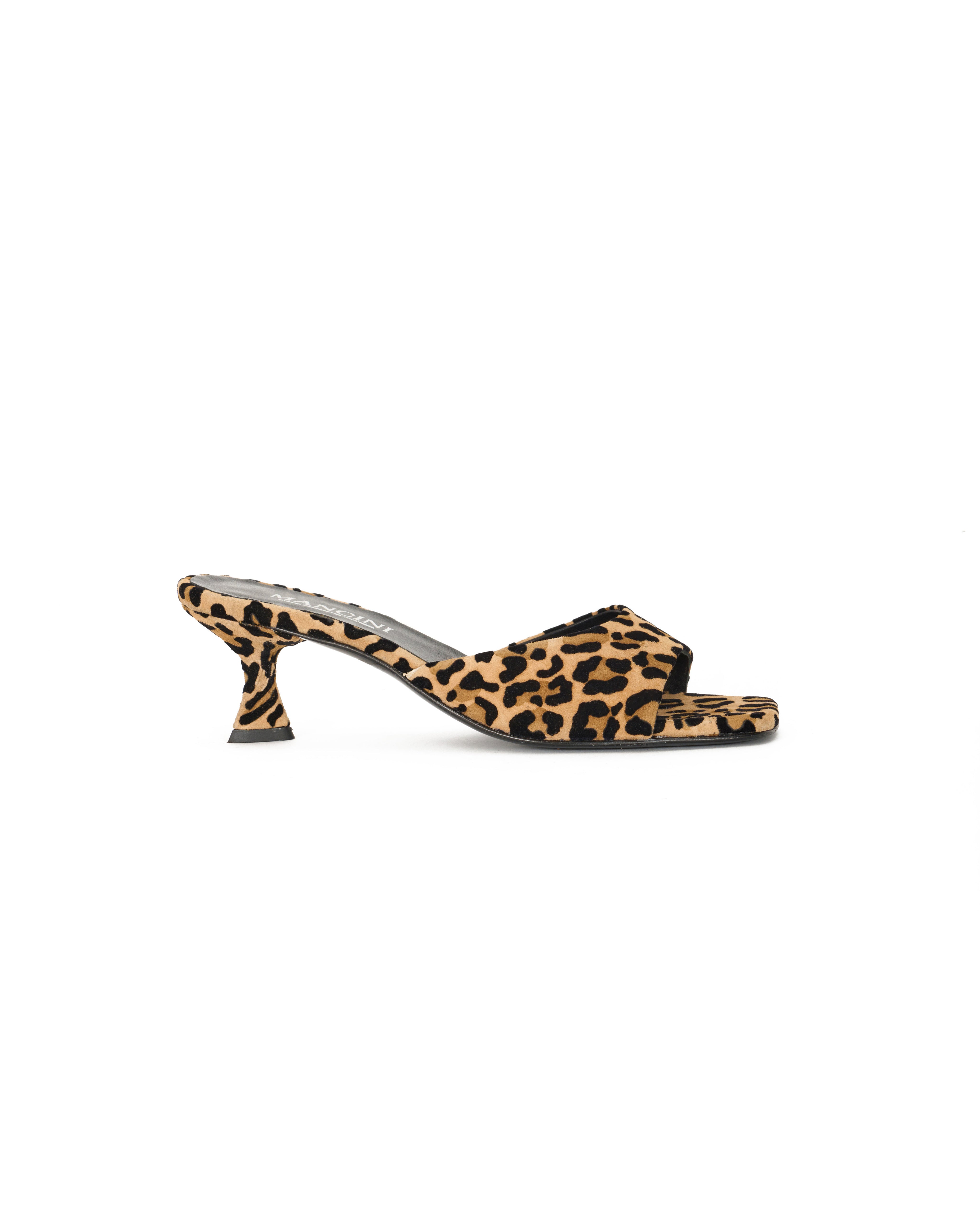Sandalia de gamuza con punta cuadrada de leopardo