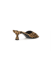 Sandalia de gamuza con punta cuadrada de leopardo