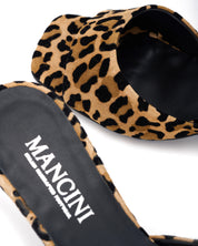 Sandalia de gamuza con punta cuadrada de leopardo