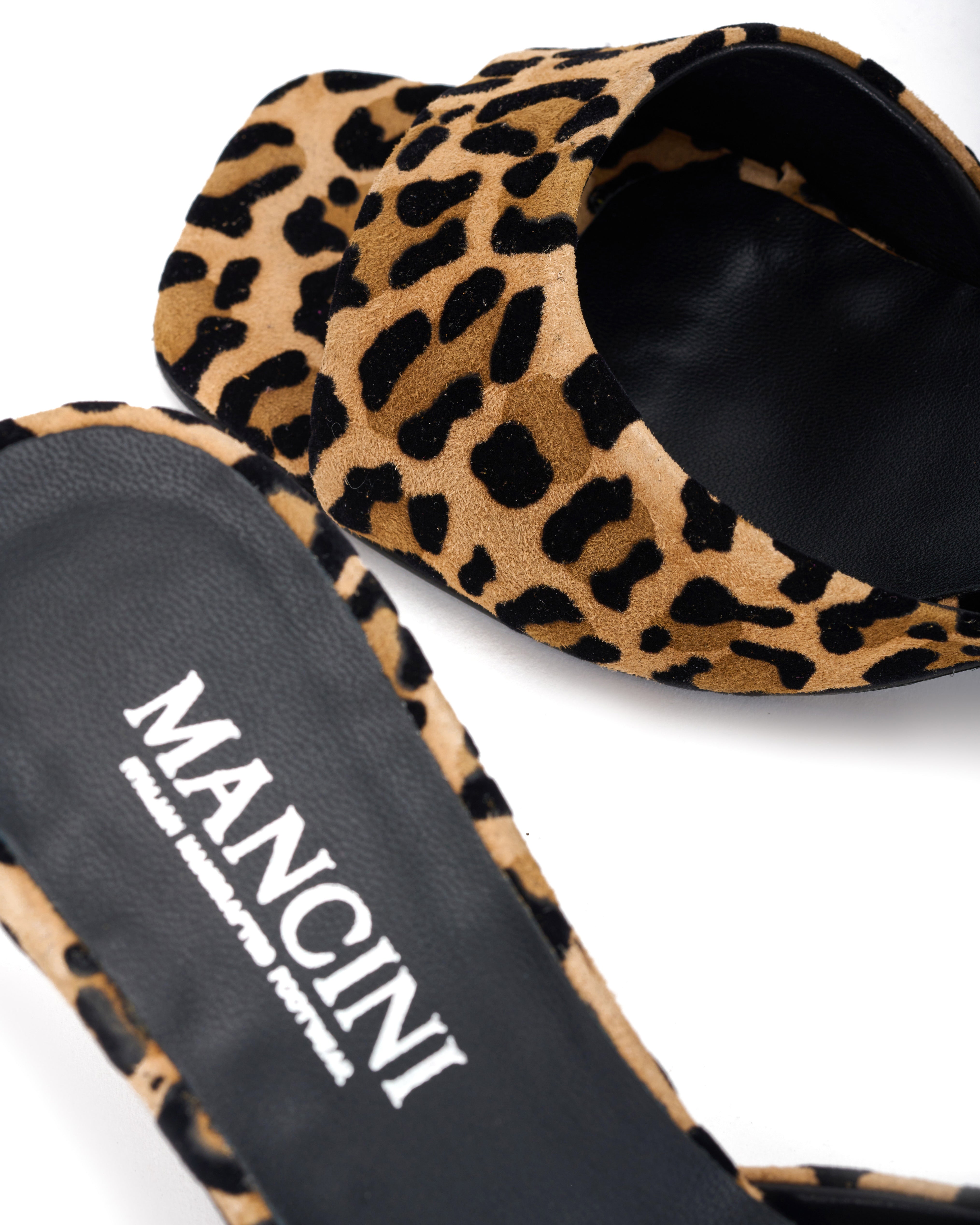 Sandalia de gamuza con punta cuadrada de leopardo